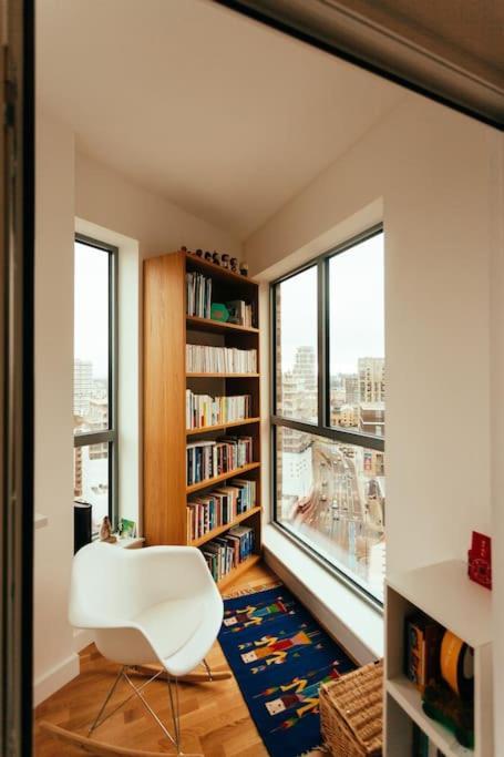 3 Bedroom Penthouse With Terrace And Skyline In Battersea 런던 외부 사진