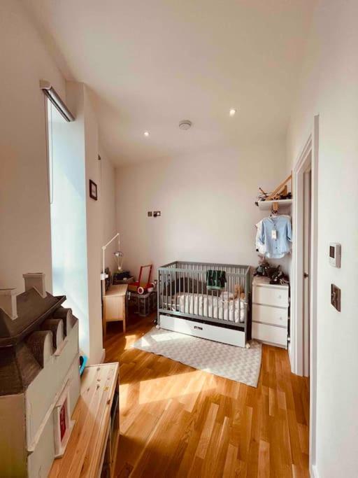 3 Bedroom Penthouse With Terrace And Skyline In Battersea 런던 외부 사진