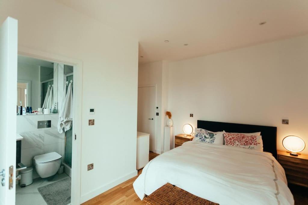 3 Bedroom Penthouse With Terrace And Skyline In Battersea 런던 외부 사진